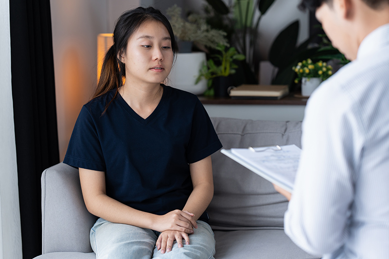 A patient talking to her doctor before her colorectal surgery